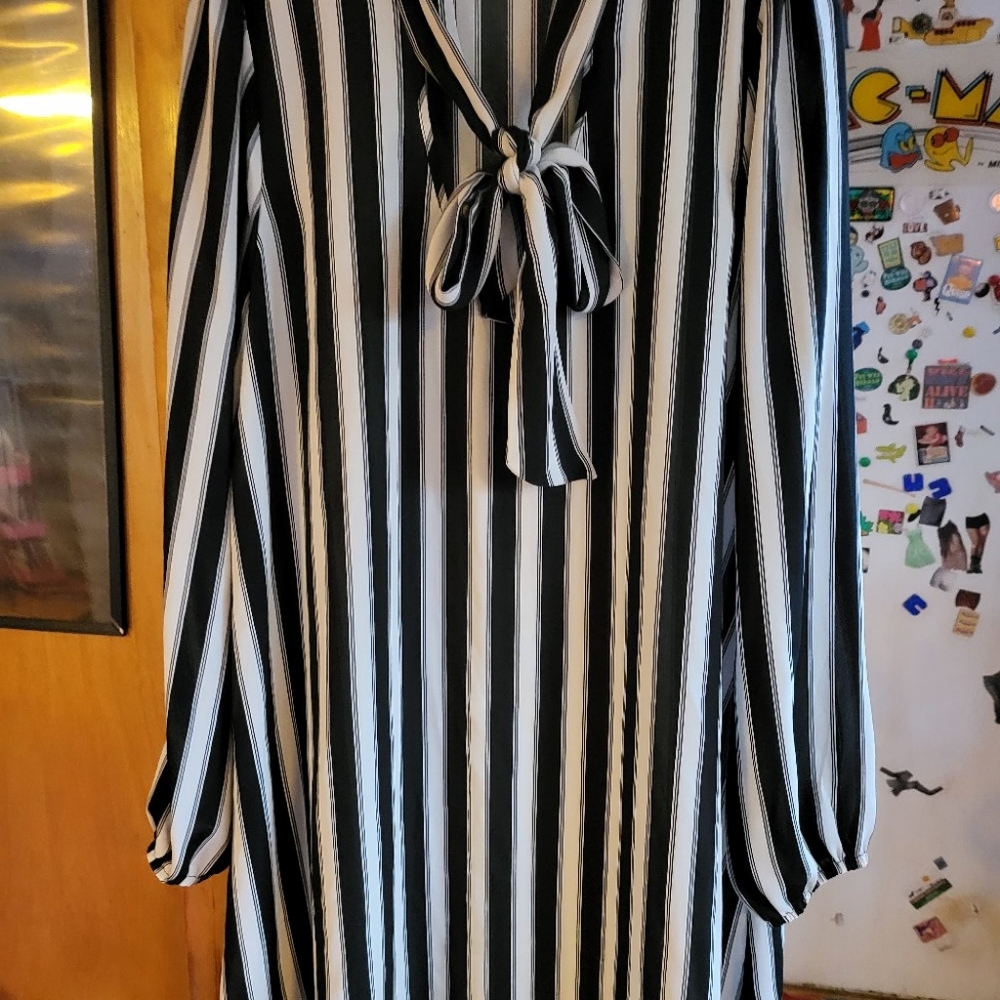 SOCIALITE BLACK PUSSYBOW STRIPED BLOUSE LARGE! FLATTERING! VERSATILE.